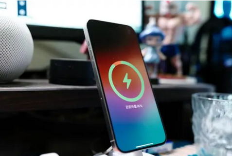 温岭苹果15换屏服务分享用什么充电器给iPhone15充电更好 